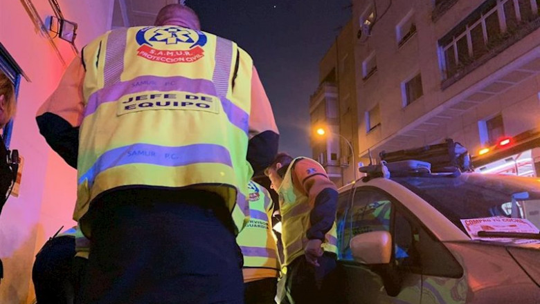 Imagen de sanitarios del Samur-Protección Civil atienden a una mujer herida tras ser disparada en la cabeza por un hombre en el distrito de Ciudad Lineal. | EMERGENCIAS MADRID ep imagen de sanitarios del samur-proteccion civil atienden a una mujer herida tras ser disparada en