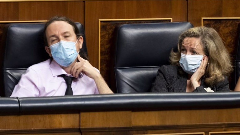 Los vicepresidentes segundo y tercero del Gobierno, Pablo Iglesias y Nadia Calviño, durante una sesión plenaria en el Congreso | Pool - Archivo ep los vicepresidentes segundo y tercero del gobierno pablo iglesias y nadia calvino durante una