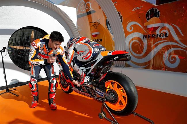 Márquez explicando la aerodinámica junto a Pedrosa | REPSOL MEDIA ep marquez explicandoaerodinamicaa pedrosa