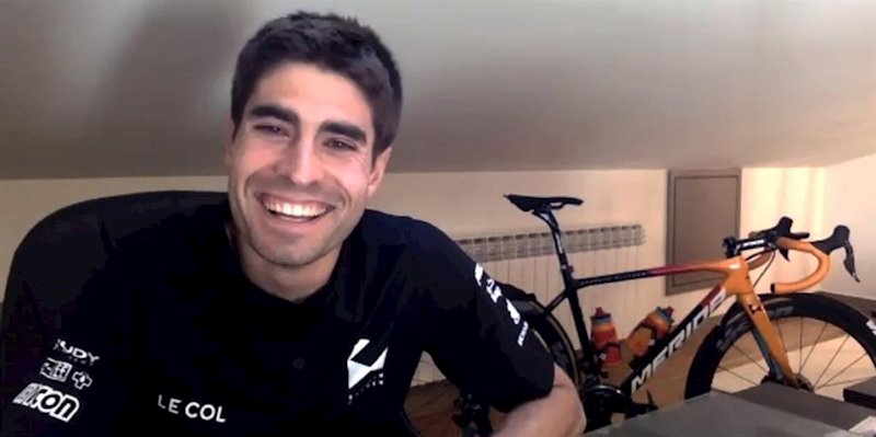 ep mikel landa atendiendo a los medios desde su casa ep mikel landa atendiendo a los medios desde su casa