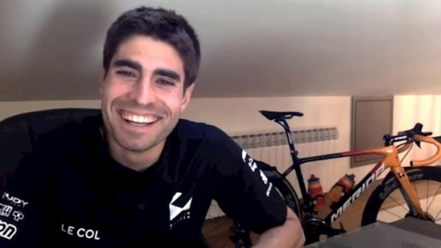 ep mikel landa atendiendo a los medios desde su casa