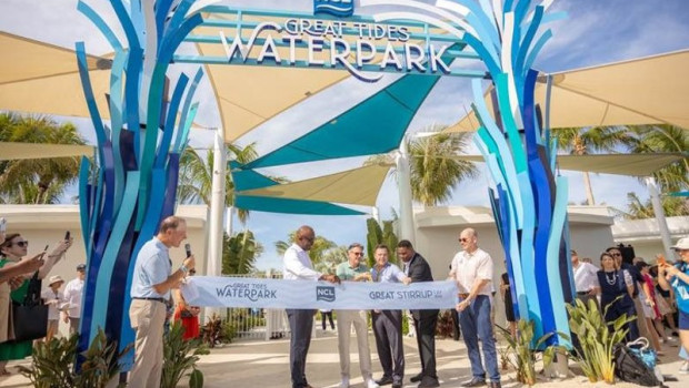 ep norwegian cruise line inaugura un parque acuatico en su isla privada de las bahamas para impulsar