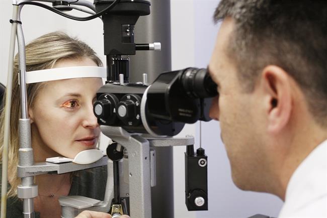 Oftalmólogo revisando la vista a la paciente | INSTITUT DE MICROCIRURGIA OCULAR ep oftalmologo revisandovistala paciente