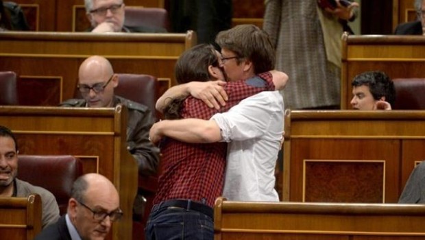 ep pablo iglesiasxavier domnechfundenun abrazocongreso