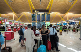 ep pasajeros en el aeropuerto de madrid barajas durante la caida del sistema de seguridad de