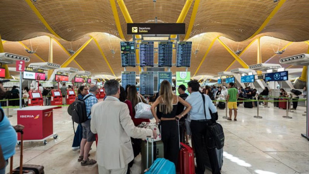 ep pasajeros en el aeropuerto de madrid barajas durante la caida del sistema de seguridad de