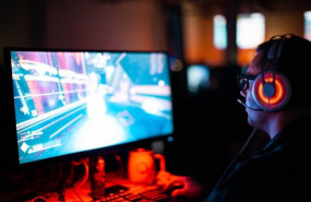 ep persona jugandoun videojuego