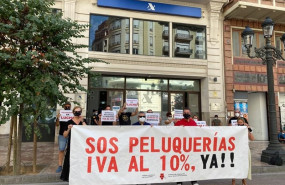 ep protesta celebrada por la alianza por la bajada del iva al 10 de las peluquerias frente a la sede