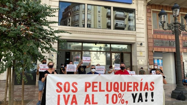 ep protesta celebrada por la alianza por la bajada del iva al 10 de las peluquerias frente a la sede