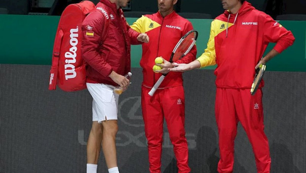 ep sergi bruguera charla con pablo carreno durante un entrenamiento previo a las finales de la copa