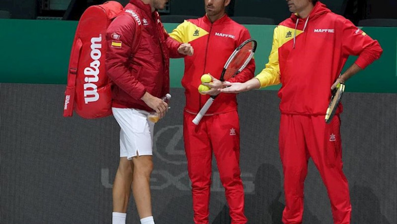 ep sergi bruguera charla con pablo carreno durante un entrenamiento previo a las finales de la copa