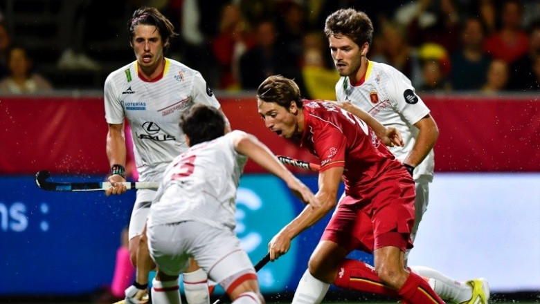 Sergi Enrique, con la selección española, en el Campeonato de Europa de hockey hierba. | DIRK WAEM ep sergi enrique conseleccion espanola encampeonatoeuropahockey hierba
