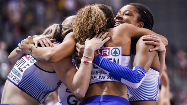 ep team great britain celebrates winning silver in the womens 4x400m relay final
