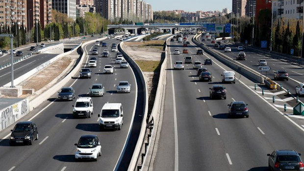 ep trafico en una de las salidas de la carretera de madrid durante la semana santa de 2019