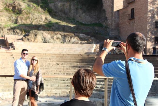 Turistas haciéndose una fotografía con un smartphone | Europa Press - Archivo ep turistas haciendosefotografiaun smartphone