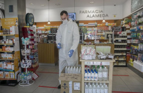 ep un farmaceutico atiende una farmacia