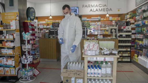 ep un farmaceutico atiende una farmacia