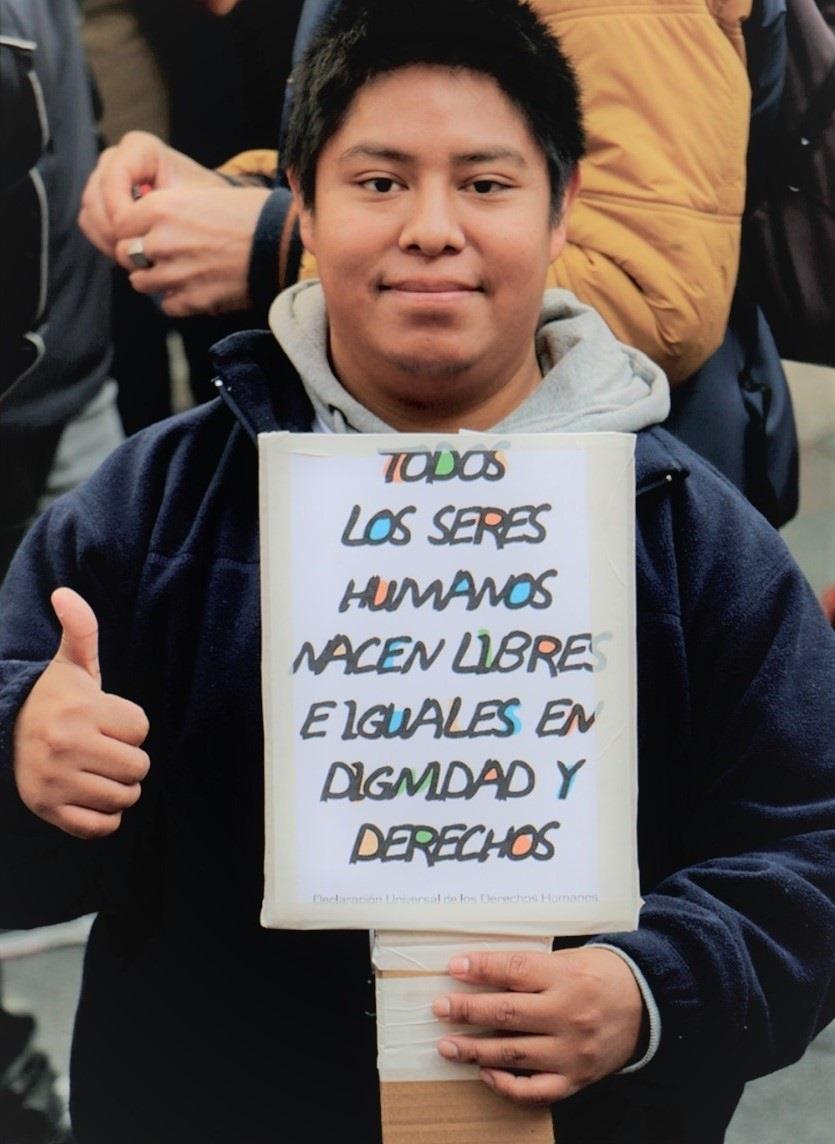 ep un joven sujetacartelrespetola dignidadlos derechos