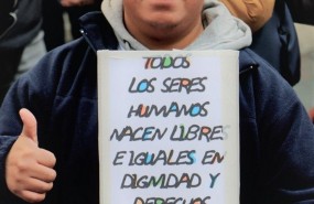 ep un joven sujetacartelrespetola dignidadlos derechos