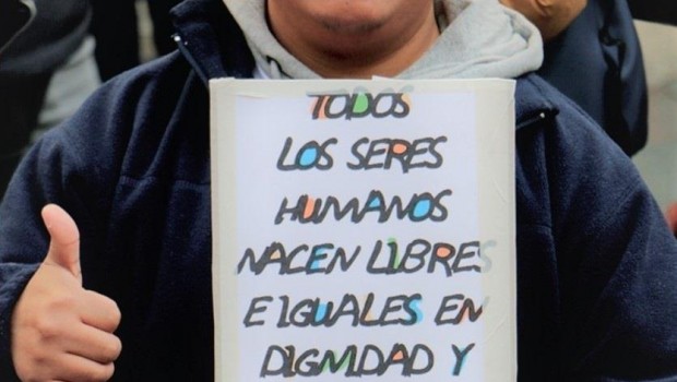 ep un joven sujetacartelrespetola dignidadlos derechos