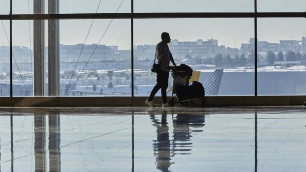 ep un pasajero camina por las instalaciones de la terminal 4 del aeropuerto madrid-barajas adolfo