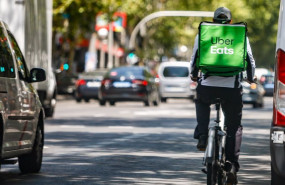 ep un rider de la compania uber eats circula con su bicicleta por una calle de madrid