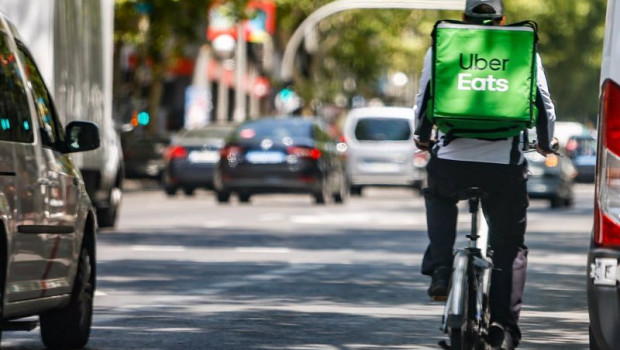 ep un rider de la compania uber eats circula con su bicicleta por una calle de madrid