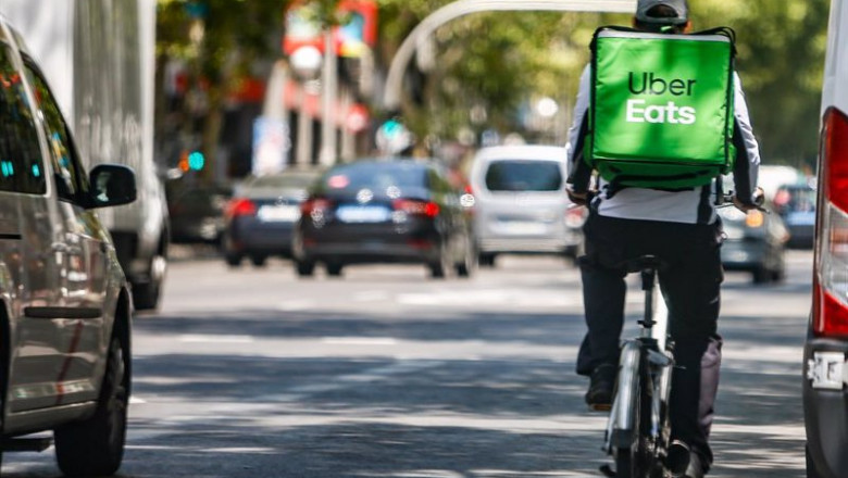 ep un rider de la compania uber eats circula con su bicicleta por una calle de madrid ep un rider de la compania uber eats circula con su bicicleta por una calle de madrid