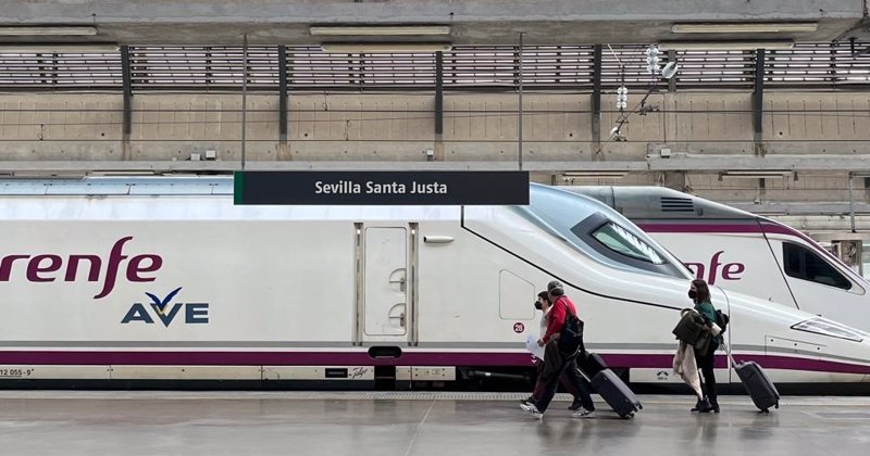 ep un tren ave estacionado en un anden de la estacion de santa justa en foto de archivo ep un tren ave estacionado en un anden de la estacion de santa justa en foto de archivo