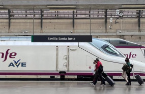 ep un tren ave estacionado en un anden de la estacion de santa justa en foto de archivo