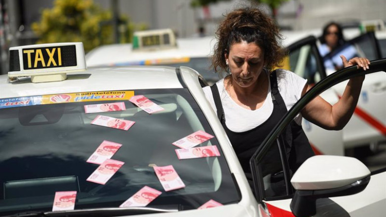 Una mujer taxista en una protesta contra la nueva Ley de Transportes fuera de la Asamblea de Madrid, a 2 de junio de 2022 | Fernando Sánchez - Europa Press ep una mujer taxista en una protesta contra la nueva ley de transportes fuera de la asamblea de