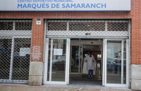 ep una mujer trabaja en el centro deportivo municipal marques de samaranch en el distrito de