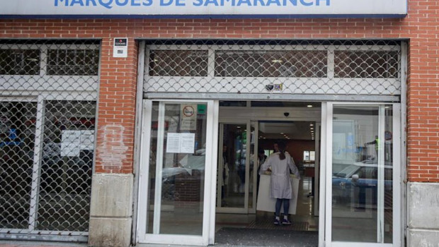 ep una mujer trabaja en el centro deportivo municipal marques de samaranch en el distrito de