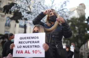 ep una peluquera corta el pelo a una mujer durante una concentracion frente al congreso de los
