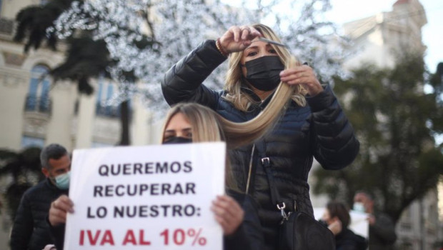 ep una peluquera corta el pelo a una mujer durante una concentracion frente al congreso de los