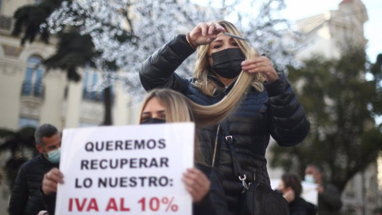ep una peluquera corta el pelo a una mujer durante una concentracion frente al congreso de los ep una peluquera corta el pelo a una mujer durante una concentracion frente al congreso de los