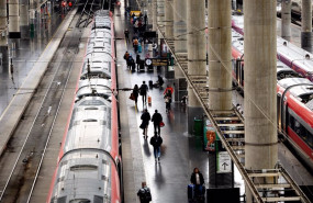 ep varias personas con maletas durante la tercera operacion salida por navidad en la estacion de