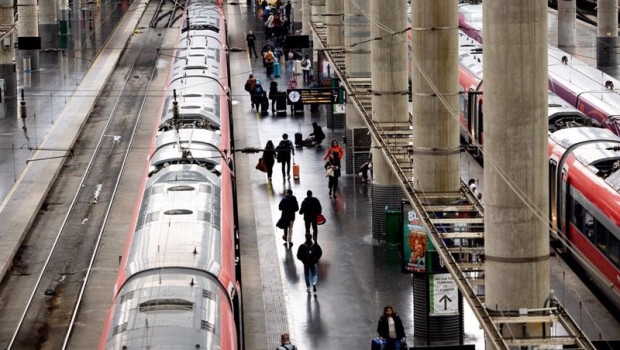 ep varias personas con maletas durante la tercera operacion salida por navidad en la estacion de