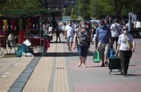 ep varias personas con mascarillas carritos y bolsas se desplazan entre los puestos del mercadillo
