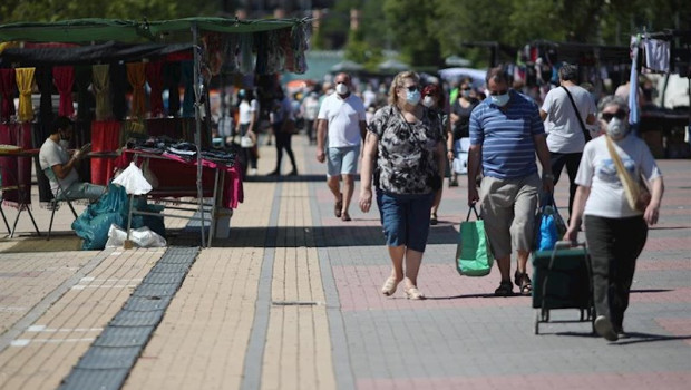 ep varias personas con mascarillas carritos y bolsas se desplazan entre los puestos del mercadillo