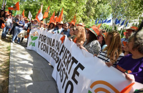 ep varias personas con una pancarta durante una concentracion de agricultores convocada por la union