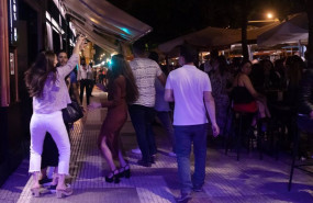 ep varias personas en la terraza de un bar en la primera noche sin toque de queda tras el fin del