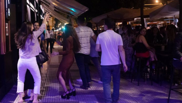 ep varias personas en la terraza de un bar en la primera noche sin toque de queda tras el fin del