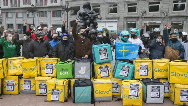 ep varios repartidores acumulan sus mochilas tras haber participado en una pitada en sus vehiculos 20210223184907