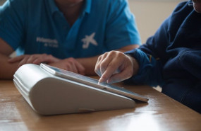 ep voluntaria la caixa forma a una persona en el uso de tablets para comunicarse con sus familiares