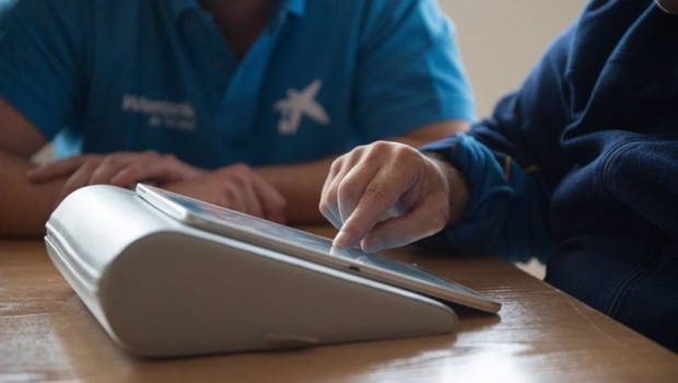ep voluntaria la caixa forma a una persona en el uso de tablets para comunicarse con sus familiares