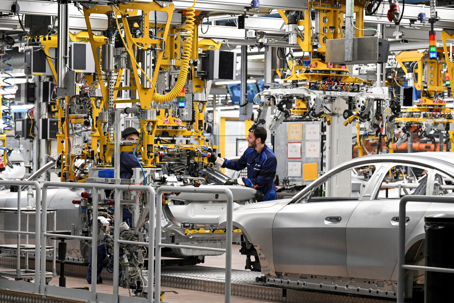 une ligne d assemblage dans une usine automobile a munich en allemagne 20240207115827 