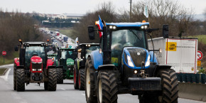 des agriculteurs francais sur leurs tracteurs pres de l aeroport roissy charles de gaulle 20241121072712 