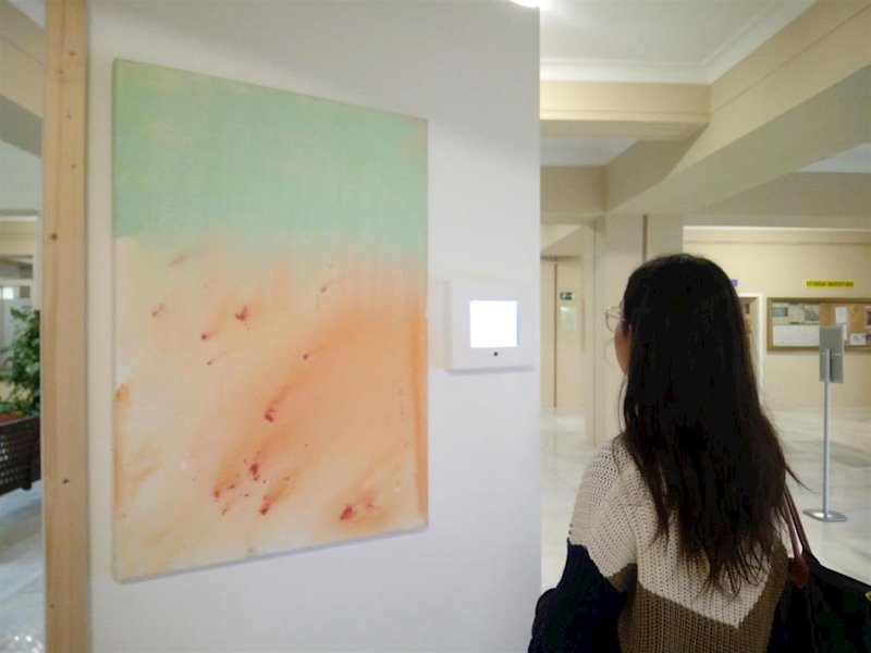 ep alumna junto a una de las muestras de la exposicion de farmamundi