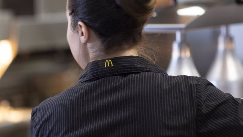 ep archivo trabajadora de mcdonalds ep archivo trabajadora de mcdonalds